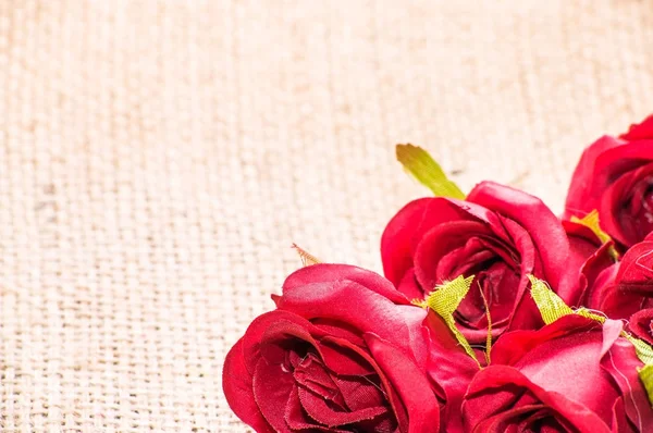 Rosas rojas para el día de San Valentín o tarjeta para el día de la mujer, flores de fondo —  Fotos de Stock