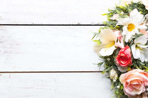 Arrangement de fleurs sur fond blanc en bois utile comme invitation de mariage ou carte de vœux — Photo
