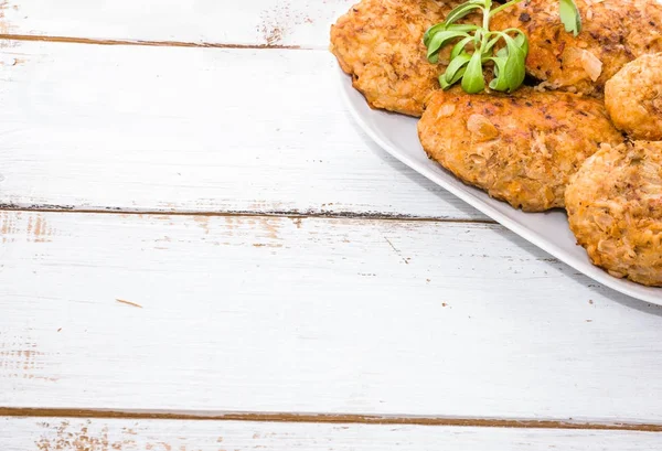 Stegt frikadeller på plade, madlavningskoncept - Stock-foto