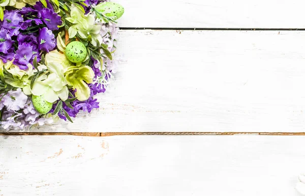 Hintergrund für Ostern, Karte mit Eiern und Blumen auf weißem Tisch, Wohnkultur — Stockfoto