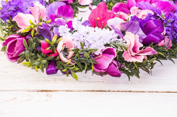 Fond de Pâques avec fleurs de printemps, décoration de table — Photo