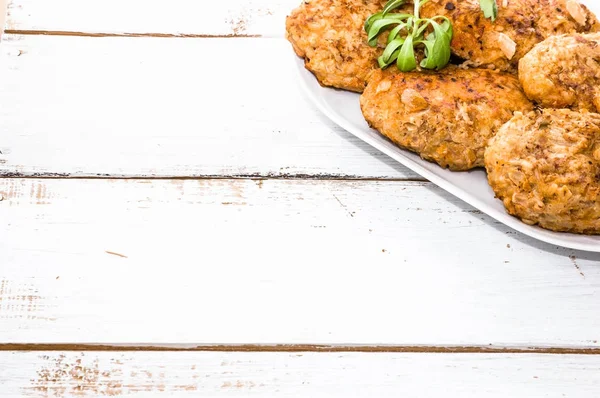 Stegt frikadeller på plade, madlavningskoncept - Stock-foto