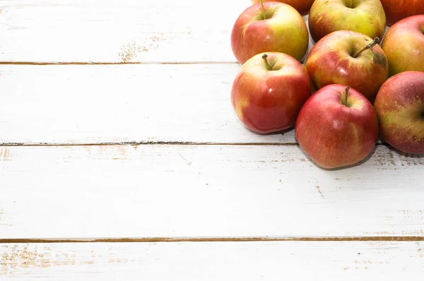 Panier de pommes, fruits frais sur la table du marché — Photo