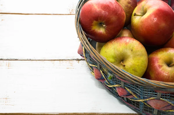 Panier de pommes, fruits frais sur la table du marché — Photo
