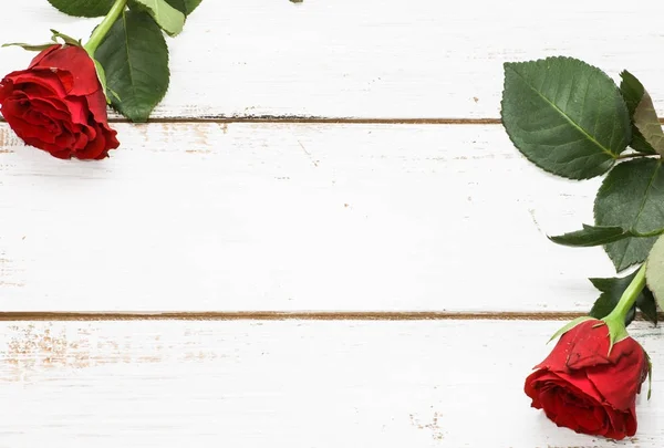 Rose rosse su sfondo di legno per il giorno di San Valentino e biglietto di auguri per le donne — Foto Stock