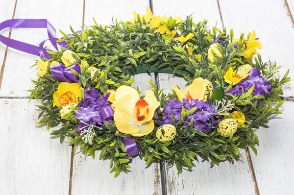 Sfondo per Pasqua, cartoncino con uova e fiori su tavolo bianco, home decor — Foto Stock