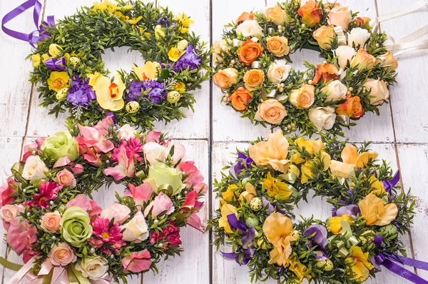 Sfondo per Pasqua, cartoncino con uova e fiori su tavolo bianco, home decor — Foto Stock