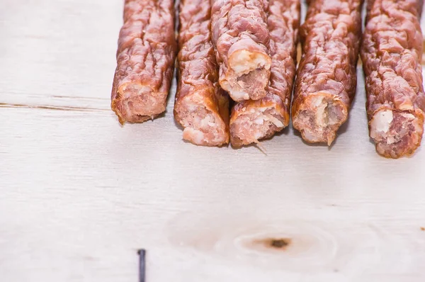 Сухая колбаса - традиционные тонкие сосиски кабано — стоковое фото