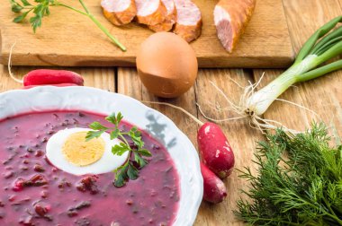 Noel pancar çorbası, pancar ile pancar çorbası ve kavram pişirme plaka üzerinde yumurta