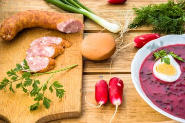 Domuz sosisi ve pancar çorbası, pancar ve yumurtalı kırmızı borş, pişirme konsepti.