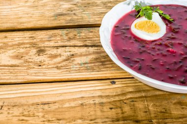 Noel pancar çorbası, pancar ile pancar çorbası ve kavram pişirme plaka üzerinde yumurta