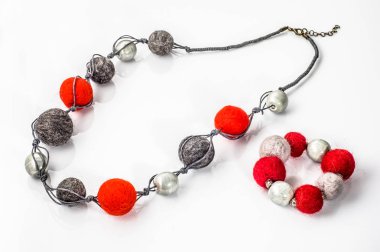 Ayarla takı hissettim. El yapımı şık kolye ve bilezik izole beyaz bir arka plan üzerinde renkli boncuklar ile yapılan