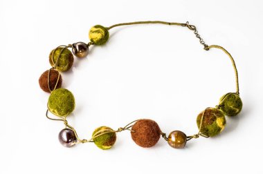 Keçe Kolye. Beyaz bir arka plan üzerinde izole renkli boncuklar ile yapılmış el yapımı şık takı