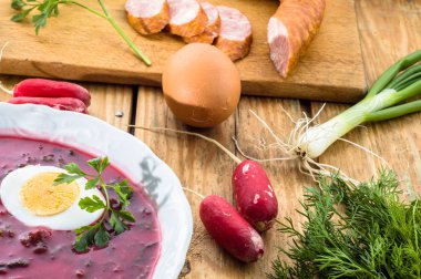 Noel pancar çorbası, pancar ile pancar çorbası ve kavram pişirme plaka üzerinde yumurta