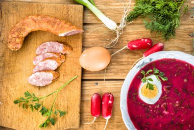 Kavram pişirme plaka, haşlanmış yumurta ile Noel kırmızı pancar çorbası