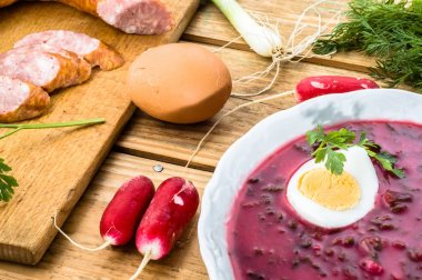 Kavram pişirme plaka, haşlanmış yumurta ile Noel kırmızı pancar çorbası