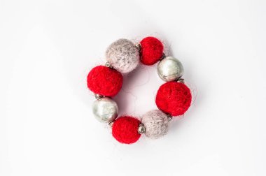 Beyaz bir arka plan üzerinde izole renkli keçe boncuklar yapılmış el yapımı şık keçe bilezik