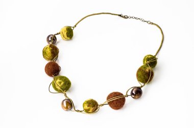 Keçe Kolye. Beyaz bir arka plan üzerinde izole renkli boncuklar ile yapılmış el yapımı şık takı