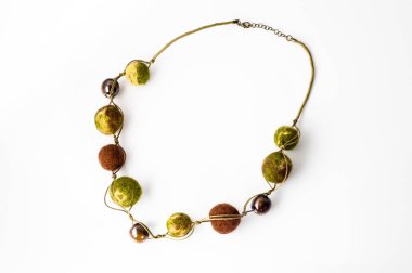 Keçe Kolye. Beyaz bir arka plan üzerinde izole renkli boncuklar ile yapılmış el yapımı şık takı