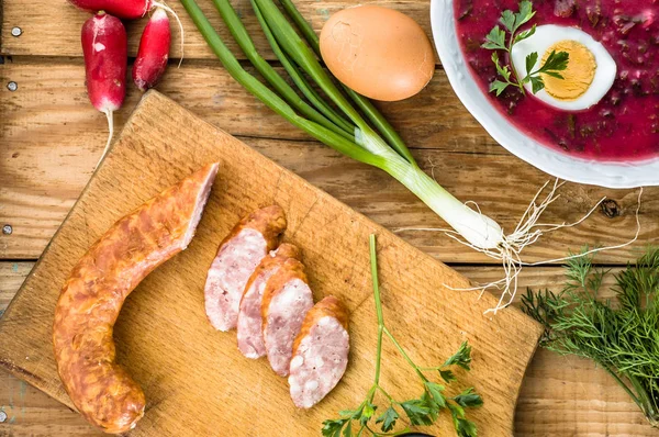 Salchicha de cerdo y sopa de remolacha, borscht rojo con remolacha y huevo en el plato, concepto de cocina — Foto de Stock