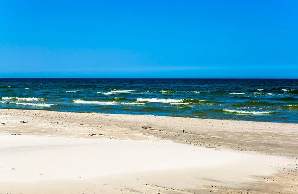 Mavi gökyüzü, yaz tatili, altında ıssız sahil seyahat arka plan