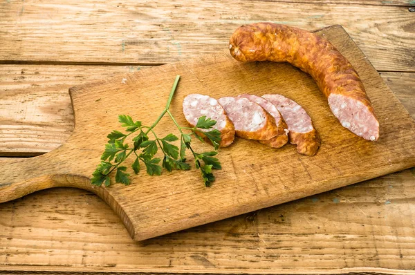 Salchicha ahumada de carne de cerdo sobre fondo de madera — Foto de Stock