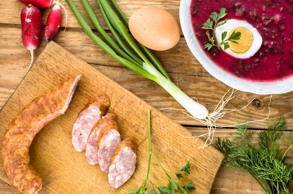 Salchicha de cerdo y sopa de remolacha, borscht rojo con remolacha y huevo en el plato, concepto de cocina — Foto de Stock