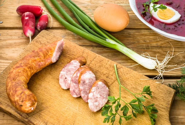 Salchicha de cerdo y sopa de remolacha, borscht rojo con remolacha y huevo en el plato, concepto de cocina — Foto de Stock