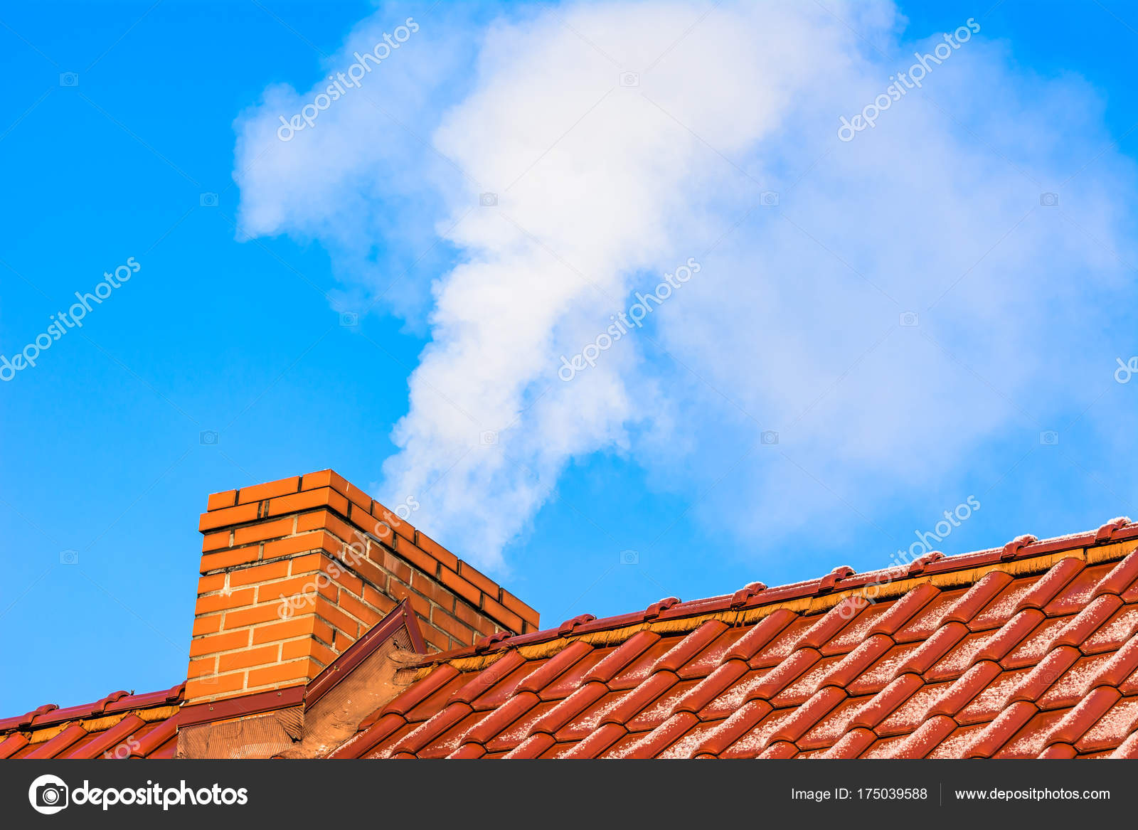 Techo de la casa moderna con humo de chimenea, contaminación del aire y