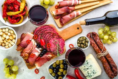 İspanya, baharatlı tapas, soğuk et, şarap, chorizo ve peynir yemek masasi