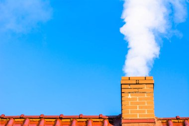 Modern ev çatı baca dumanı, hava kirliliği ve smog kışın, ekolojik sorunları ile