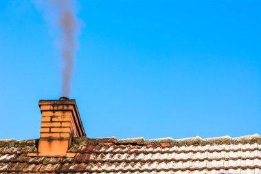 Baca dumanı, hava kirliliği ve smog kışın, ekolojik sorunları ile eski ev