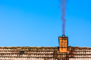 Eski evin çatı baca dumanı, hava kirliliği ve smog kışın, ekolojik sorunları ile