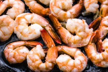 Arka plan ile karides, deniz ürünleri, Akdeniz yemekleri kavramı ile yemek hazırlama