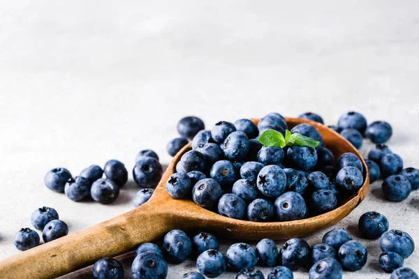 Bleuets isolés sur fond blanc, concept de nutrition saine — Photo