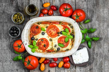 Beyaz peynir ve domates, sağlıklı beslenme, vejetaryen yemek, plaka yükü ile sebze tabağı