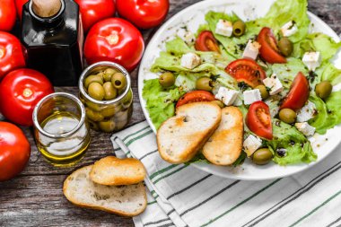 Yunan salatası, sebze salata, plaka, sağlıklı beslenme, vejetaryen gıda kavramı üzerindeki yükü