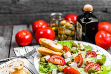 Yunan salatası, sebze salata ile ekmek, vejetaryen yemek kavramı tost.