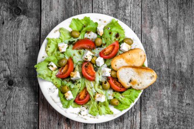 Tabak salata, Yunan gıda, sebze ve peynir, üstten görünüm ile Akdeniz diyeti