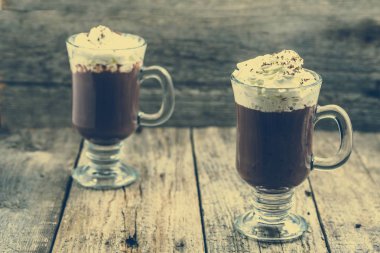 İrlandalı kahve fincanı krem veya cam çikolata, sıcak içecek kış için