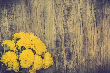 Sarı kokulu çiçekler, anne gün arka plan veya kadınlar günü kartı, rustik tasarım ahşap masa