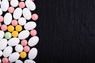 Renkli ilaçlar. Hap, Tablet siyah arka plan üzerinde alanı Kopyala