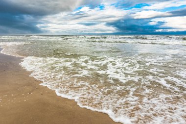 Fırtınalı denizde, dramatik gökyüzü ve ufukta bulut, yatay