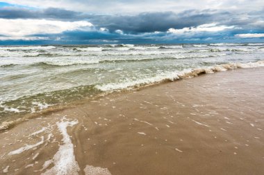 Fırtınalı denizde, dramatik gökyüzü ve ufukta bulut, yatay