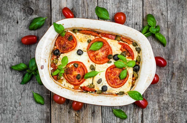 Prato vegetariano com tomate e feta, cozinha grega, comida mediterrânea, vista superior — Fotografia de Stock