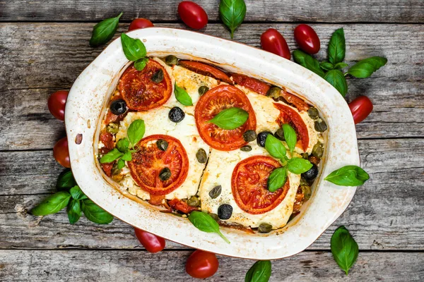 Zelenina zapečená s fetou. zdravé výživy, vegetariánské jídlo. Řecká jídla středomořské kuchyně. — Stock fotografie