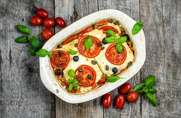 Prato vegetal com feta e tomate, dieta saudável, comida vegetariana, vista superior no prato — Fotografia de Stock