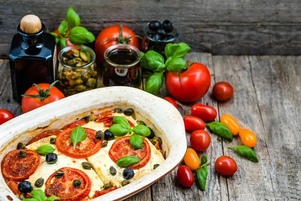 Овощи, запеченные с фетой. здоровое питание, вегетарианское блюдо. Греческая кухня средиземноморской кухни . — стоковое фото