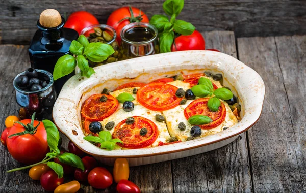 Plato de verduras con feta y tomates, dieta saludable, comida vegetariana en plato listo para comer —  Fotos de Stock