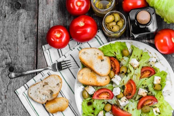 Салат домашнего приготовления, салаты из греческих овощей, вид сверху, концепция вегетарианского блюда — стоковое фото